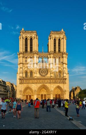 FRANCE, PARIS (75004), PARVIS NOTRE-DAME - PLACE JEAN-PAUL II, CATHÉDRALE NOTRE-DAME DE PARIS Banque D'Images