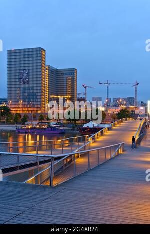 FRANCE, PARIS (75013), PASSERELLE SIMONE-DE-BEAUVOIR (ARCHITECTE : DIETMAR FEICHTINGER) ET BIBLIOTHÈQUE NATIONALE DE FRANCE (BNF - NATIONAL FRANÇAIS LIBR Banque D'Images