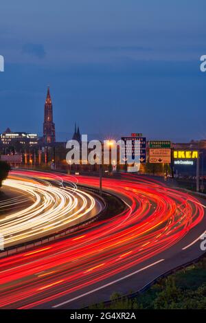 FRANCE, BAS-RHIN (67), STRASBOURG, CIRCULATION DE NUIT SUR L'AUTOROUTE A35 ET LA CATHÉDRALE DE STRASBOURG Banque D'Images