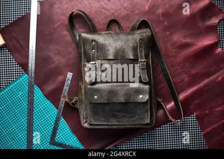 Sac à dos en cuir brun unisex sur un fond artisanal dans l'atelier sur la table, un sac à dos en cuir fait main Banque D'Images