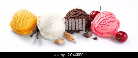 Assortiment de pelles à crème glacée sur fond blanc. Ensemble coloré de boules de crème glacée de différentes saveurs. Crème glacée isolée à la vanille, au chocolat, Banque D'Images