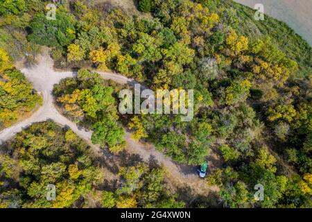 Terrain de camping Whitetail sur les rives de la rivière Dismal dans la forêt nationale du Nebraska, vue aérienne des paysages de l'après-midi au début de l'automne Banque D'Images