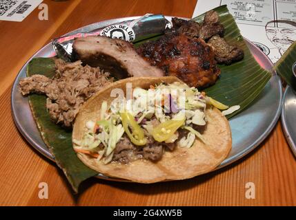 Los Angeles, États-Unis. 23 juin 2021. Le meilleur plat barbecue du parc comprend un porc tiré de San Pablo, une côte courte, le mont Taal Chicken, Mama Leahs Coco Beef et Trejo's Taco servis à l'événement en relief Trejo's Tacos x The Finest Celebration du parc, qui s'est tenu à Trejo's Cantina à Hollywood, Californie, le mercredi 23 juin 2021. Une partie des recettes sera remise à El Centro Del Pueblo, une organisation proche de Danny Trejo et du meilleur propriétaire du parc, Joheric Concordia, qui a grandi à Echo Park. (Photo par Sthanlee B. Mirador/Sipa USA) crédit: SIPA USA/Alay Live News Banque D'Images