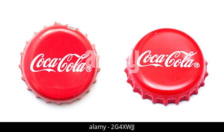 BERLIN - JUIN 23: Utilisé, endommagé calotte classique de Coca Cola isolé sur blanc. Vues de dessus et de côté des casquettes de cola à Berlin, le 23 juin 2021 en Allemagne Banque D'Images