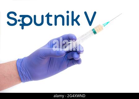 BERLIN - JUIN 23 : logotype Spoutnik V et un médecin tenant une seringue avec aiguille, vaccin isolé sur blanc à Berlin, juin 23, 2021 en Allemagne Banque D'Images