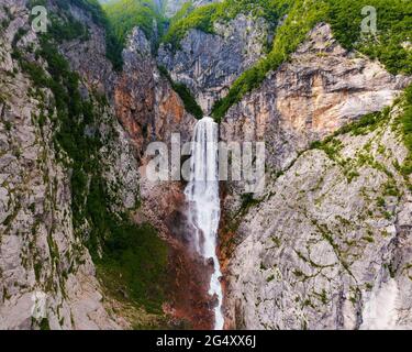 Vue incroyable sur la chute d'eau de boka dans le parc national de Triglav Slovénie. Le nom slovène est Slap Boka. C'est la plus haute cascade du pays 144 met Banque D'Images