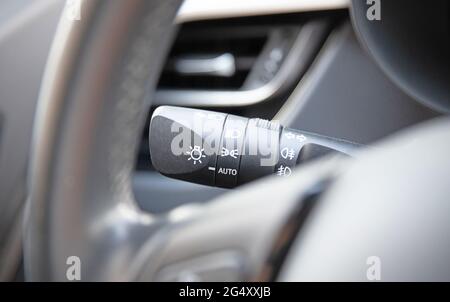 Éteindre les phares d'une voiture - gros plan indicateur de virage intégré de la voiture avec interrupteur à bascule des phares Banque D'Images