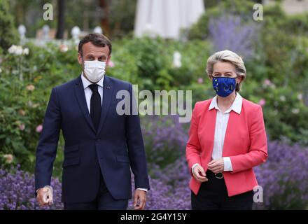 Paris, France. 23 juin 2021. Le président français Emmanuel Macron (L) accueille le président de la Commission européenne Ursula von der Leyen au Palais de l'Elysée à Paris le 23 juin 2021. La présidente de la Commission européenne, Ursula von der Leyen, a mis fin mercredi à la première étape de sa visite dans 12 membres de l'UE pour lesquels leurs plans de relance nationaux ont été approuvés. A Paris, Ursula von der Leyen a annoncé que la France recevrait 39.4 milliards d'euros de subventions. Credit: Gao Jing/Xinhua/Alamy Live News Banque D'Images