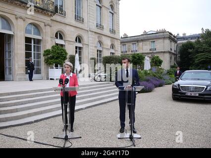 Paris, France. 23 juin 2021. Le président français Emmanuel Macron (R) et le président de la Commission européenne Ursula von der Leyen assistent à une conférence de presse au Palais de l'Elysée à Paris le 23 juin 2021. La présidente de la Commission européenne, Ursula von der Leyen, a mis fin mercredi à la première étape de sa visite dans 12 membres de l'UE pour lesquels leurs plans de relance nationaux ont été approuvés. A Paris, Ursula von der Leyen a annoncé que la France recevrait 39.4 milliards d'euros de subventions. Credit: Gao Jing/Xinhua/Alamy Live News Banque D'Images