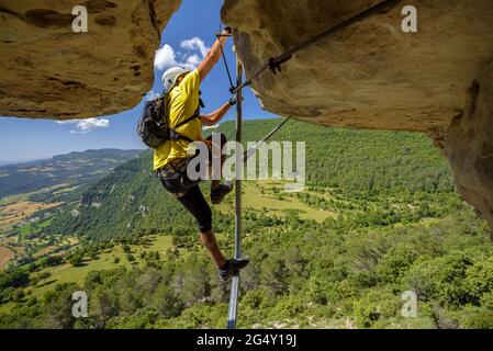 Grimpeurs montant les Baumes Corcades via ferrata à Centelles (Osona, Barcelone, Catalogne, Espagne) ESP: Escaladores subiendo por una via ferrata Banque D'Images