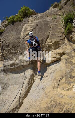 Grimpeurs montant les Baumes Corcades via ferrata à Centelles (Osona, Barcelone, Catalogne, Espagne) ESP: Escaladores subiendo por una via ferrata Banque D'Images
