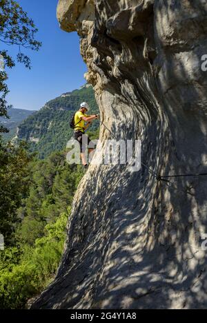 Grimpeurs montant les Baumes Corcades via ferrata à Centelles (Osona, Barcelone, Catalogne, Espagne) ESP: Escaladores subiendo por una via ferrata Banque D'Images