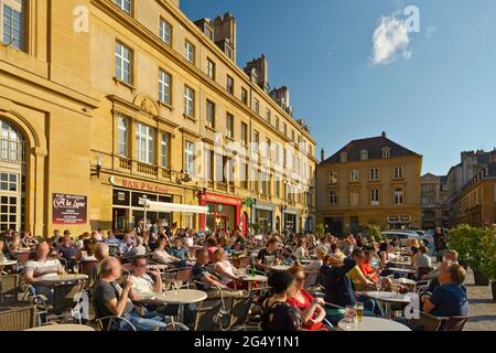 FRANCE, MOSELLE (57), METZ, TERRASSE DE CAFÉ SUR LA PLACE JEAN-PAUL II Banque D'Images