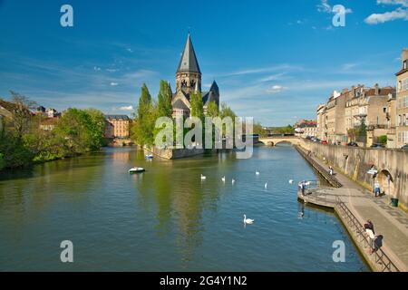 FRANCE, MOSELLE (57), METZ, TEMPLE NEUF SUR L'ÎLE DE PETIT-SAULCY ET LA MOSELLE Banque D'Images