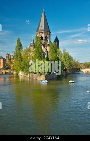 FRANCE, MOSELLE (57), METZ, TEMPLE NEUF SUR L'ÎLE DE PETIT-SAULCY ET LA MOSELLE Banque D'Images