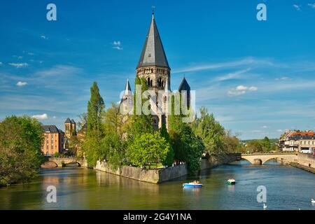 FRANCE, MOSELLE (57), METZ, TEMPLE NEUF SUR L'ÎLE DE PETIT-SAULCY ET LA MOSELLE Banque D'Images