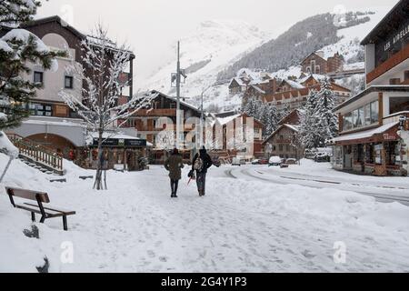 Les deux Alpes (Alpes françaises, sud-est de la France) : la station de ski couverte de neige en hiver. Faible taux d'occupation et peu de touristes pendant le coronavir Banque D'Images