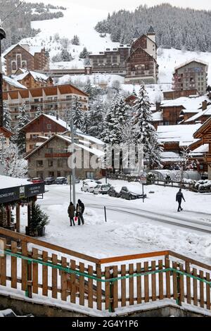 Les deux Alpes (Alpes françaises, sud-est de la France) : la station de ski couverte de neige en hiver. Faible taux d'occupation et peu de touristes pendant le coronavir Banque D'Images