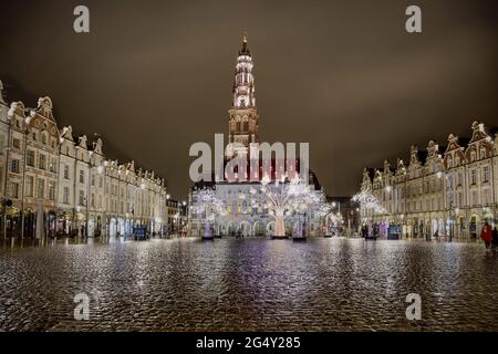 Arras (nord de la France), 2020/12/21. Les lumières de Noël s'allument sur la place des Heros et sur l'hôtel de ville. Banque D'Images