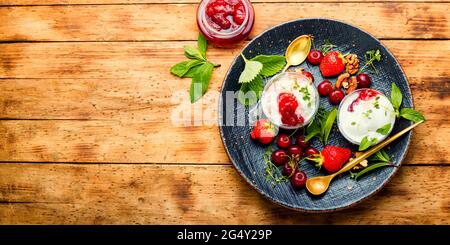Dessert d'été, crème glacée aux fraises et aux cerises.crème glacée à la confiture de baies Banque D'Images