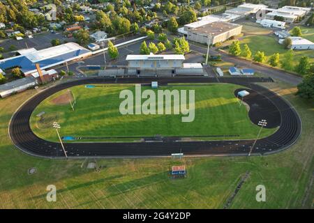 Une vue aérienne de Silke Field sur le campus de Springfield High School, le mercredi 23 juin 2021, à Springfield, Oreg. Banque D'Images