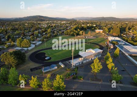 Une vue aérienne de Silke Field sur le campus de Springfield High School, le mercredi 23 juin 2021, à Springfield, Oreg. Banque D'Images