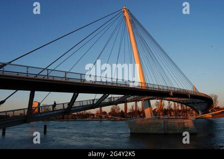 FRANCE, BAS-RHIN (67), STRASBOURG, DEUX RIVES PASSERELLE ENTRE STRASBOURG ET KEHL (ALLEMAGNE)AUTORISATION ADAGP : ARCHITECTE : MARC MIMAM Banque D'Images