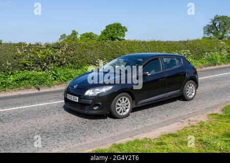 2009 berline noire Renault Megane 1461cc diesel en route vers Capesthorne Hall Classic May car show, Cheshire, Royaume-Uni Banque D'Images