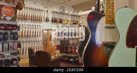 États-Unis, Illinois, Chicago : intérieur du magasin Chicago Music Exchange. Guitares électriques au mur Banque D'Images