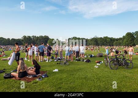 Munich - Bavière - Allemagne : 18 juin 2021. Le jardin anglais débordant de jeunes appréciant les premiers jours chauds de l'année - inimaginable dans Banque D'Images