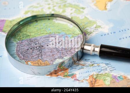 Bangkok, Thaïlande - 01 novembre 2020 États-Unis, Amérique, loupe en gros plan avec carte du monde colorée Banque D'Images