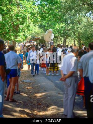 CARROZA CON UNA PALOMA DE LA PAZ - ROMERIA - FIESTA POPULAIRE - FOTO AÑOS 90. LIEU: ROMERIA VIRGEN DE GRACIA AÑOS 90. SAN LORENZO DEL ESCORIAL. MADRID. ESPAGNE. Banque D'Images