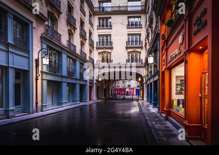 Paris, France - 13 mai 2021 : rue COQUATRIX avec de beaux bâtiments haussmannien de couleur à Paris Banque D'Images