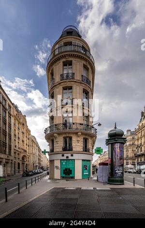 Paris, France - 9 mars 2021 : le magnifique bâtiment parisien ressemble à une tour Banque D'Images