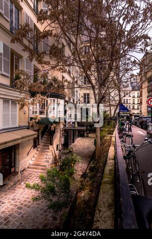 Paris, France - 10 mars 2021 : rue typique de Paris avec beau bâtiment avec fenêtre en arc Banque D'Images