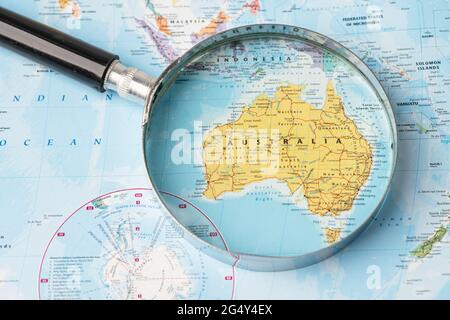 Bangkok, Thaïlande - 01 novembre 2020 Australie, loupe en gros plan avec carte du monde colorée Banque D'Images