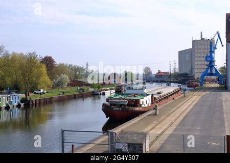 14 2021 mai - Anklam/Allemagne : petit port industriel au printemps Banque D'Images