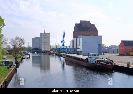 14 2021 mai - Anklam/Allemagne : petit port industriel au printemps Banque D'Images