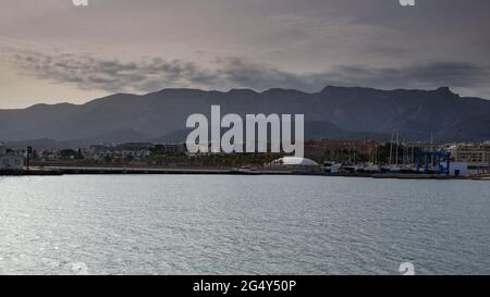 Coucher de soleil dans le port de Sant Carles de la Ràpita. En arrière-plan, la chaîne de montagnes de Montsià, près du delta de l'Ebre (province de Tarragone, Catalogne, Espagne) Banque D'Images