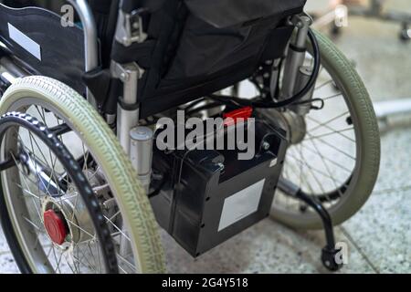 Batterie de fauteuil roulant électrique pour les patients ou les personnes handicapées à l'hôpital. Banque D'Images