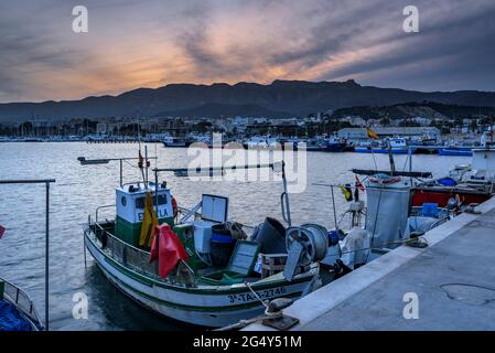 Coucher de soleil dans le port de Sant Carles de la Ràpita. En arrière-plan, la chaîne de montagnes de Montsià, près du delta de l'Ebre (province de Tarragone, Catalogne, Espagne) Banque D'Images