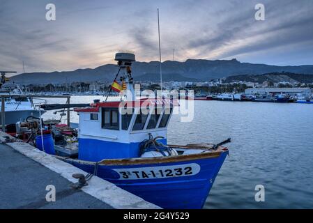 Coucher de soleil dans le port de Sant Carles de la Ràpita. En arrière-plan, la chaîne de montagnes de Montsià, près du delta de l'Ebre (province de Tarragone, Catalogne, Espagne) Banque D'Images