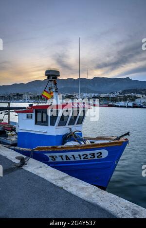 Coucher de soleil dans le port de Sant Carles de la Ràpita. En arrière-plan, la chaîne de montagnes de Montsià, près du delta de l'Ebre (province de Tarragone, Catalogne, Espagne) Banque D'Images