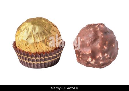 Forme de boule de chocolat isolée sur fond blanc ; cadeau pour Noël joyeux et Bonne Année. Banque D'Images