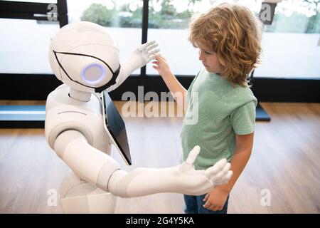 l'avenir de la pandémie robotique. le robot communique avec l'enfant. automatisation. technologie humanoïde Banque D'Images