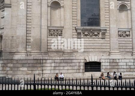 Le 23 juin 2021, à Londres, en Angleterre, vos amis pourront discuter en été sous le soleil sous l'architecture Wren de la cathédrale Saint-Paul, dans la ville de Londres, le quartier financier de la capitale. Banque D'Images