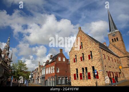 Le Stadhuis (mairie) et la tour de l'horloge de Martinikerk (église St Martin), vue depuis la rue Raadhuisplein à Franeker, Frise, pays-Bas Banque D'Images