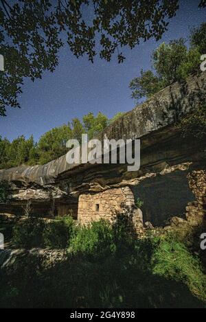 Balma de Comaposada Shelter, une ancienne grotte habitée près de Castelladral, la nuit (Navàs Barcelone, Catalogne, Espagne) Banque D'Images