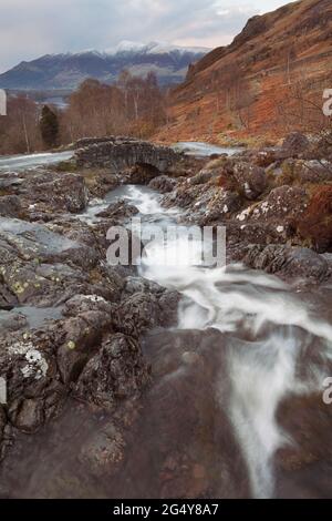 Ashness Bridge au-dessus de Barrow Beck, dans le district de English Lake Banque D'Images