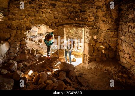 Balma de Comaposada Shelter, une ancienne grotte habitée près de Castelladral, à Navàs (Barcelone, Catalogne, Espagne) ESP: Abrigo de la Balma de Comaposada Banque D'Images